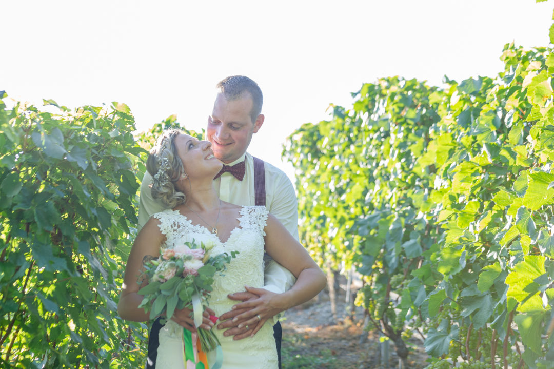 Shooting des mariés au milieu des vignes, domaine de la Crausaz. Géraldine wedding planner. Wedding planner suisse