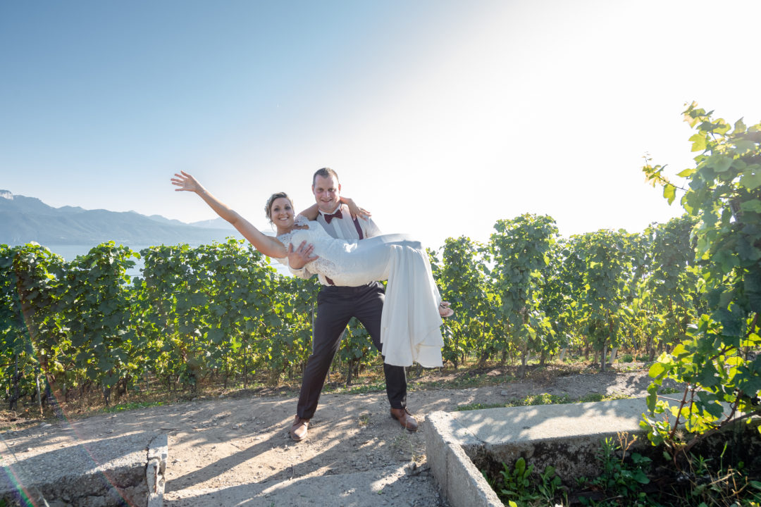 Shooting des mariés au milieu des vignes, domaine de la Crausaz. Géraldine wedding planner. Wedding planner suisse